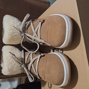 Authentic~ Ugg Lakesider heritage Lace~ Size 9~ Color Chestnut. ☆NIB